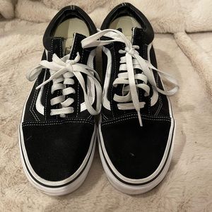 black sneaker vans in a women’s size 10